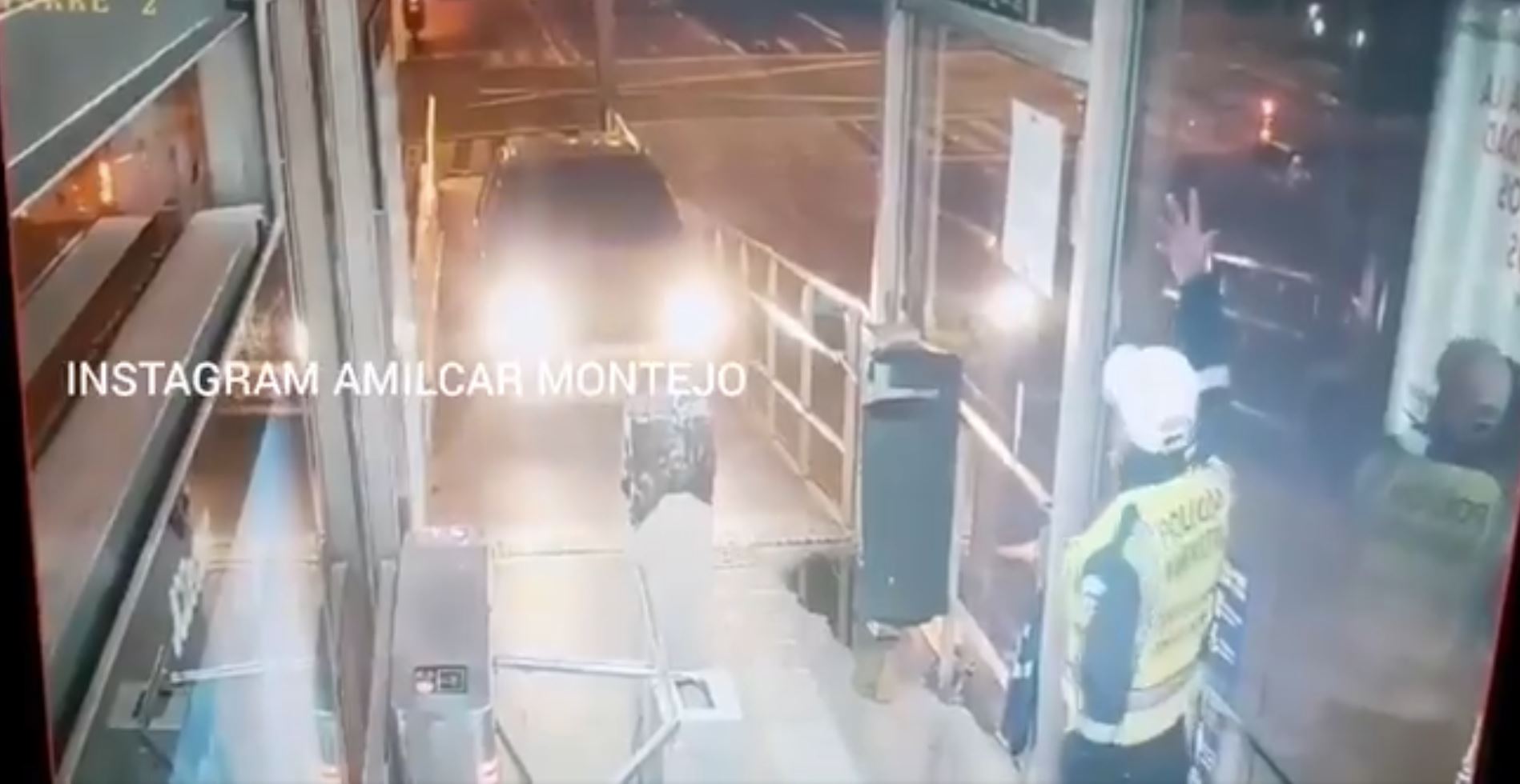 Ebrio ingresa a rampa peatonal del Transmetro (con todo y carro)