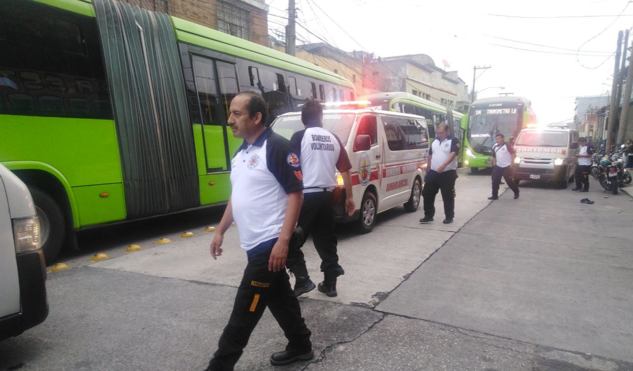 Transmetro sufre accidente en la zona 1 por peatón imprudente