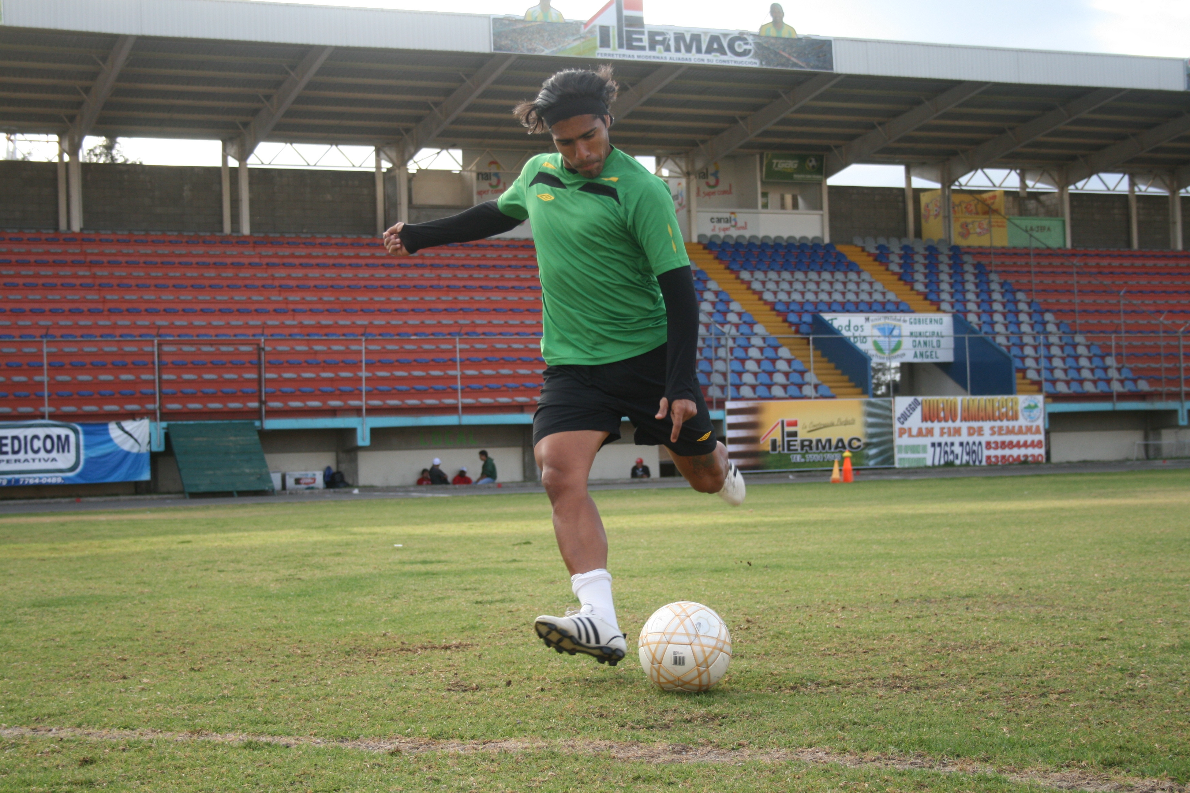 Pide oraciones y apoyo económico para familia del exfutbolista Gustavo Betancur, quien sufrió un aparatoso accidente vial