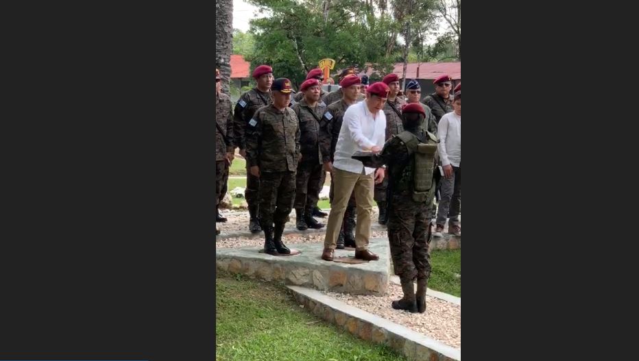 Jimmy Morales ahora es “Kaibil Honorario”, así lo nombró el Ejército