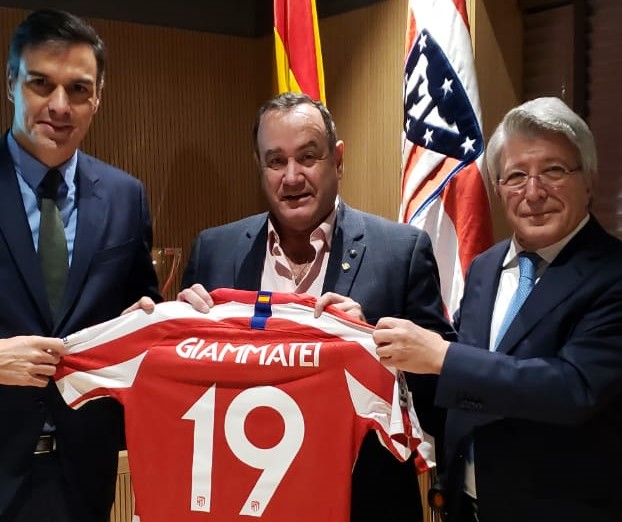 Alejandro Giammattei asiste a juego entre FC Barcelona y Atlético de Madrid en España