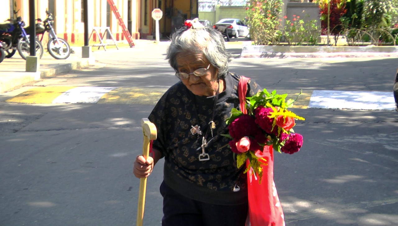 abuelita visita cementerio