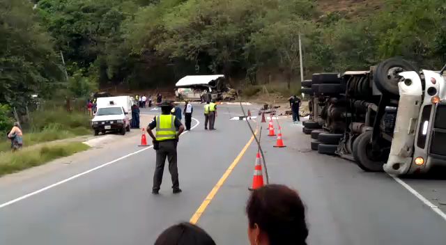 Gremial pide muestra de sangre a piloto de tráiler que causó accidente