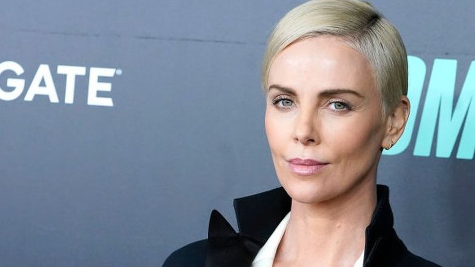La actriz Charlize Theron habla abiertamente sobre la noche en que su madre mató a su padre