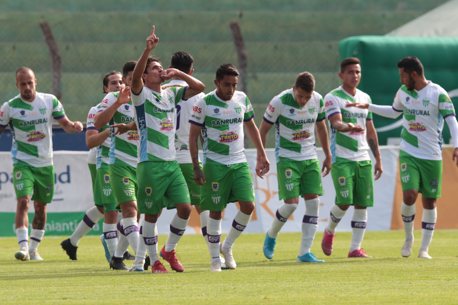 “Ustedes van a tener una sorpresa”. Los entrenamientos del futbol de Guatemala podrían volver incluso durante las alertas rojas por coronavirus, dice Edwin Asturias