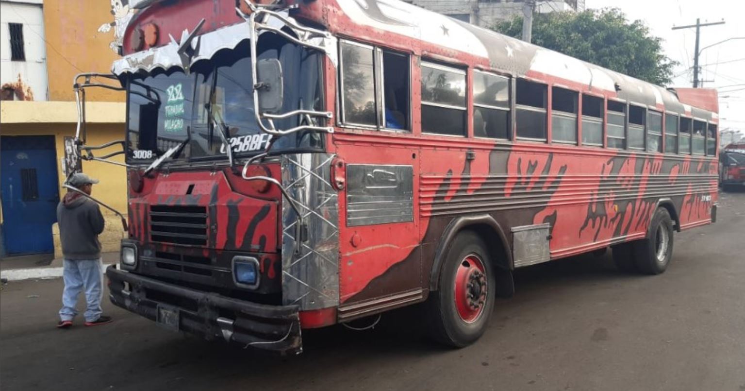 Balean un bus del transporte público en Mixco y pilotos exigen seguridad