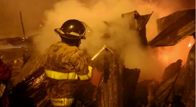 VIDEO: Incendio consume dos viviendas en zona 21 durante la madrugada