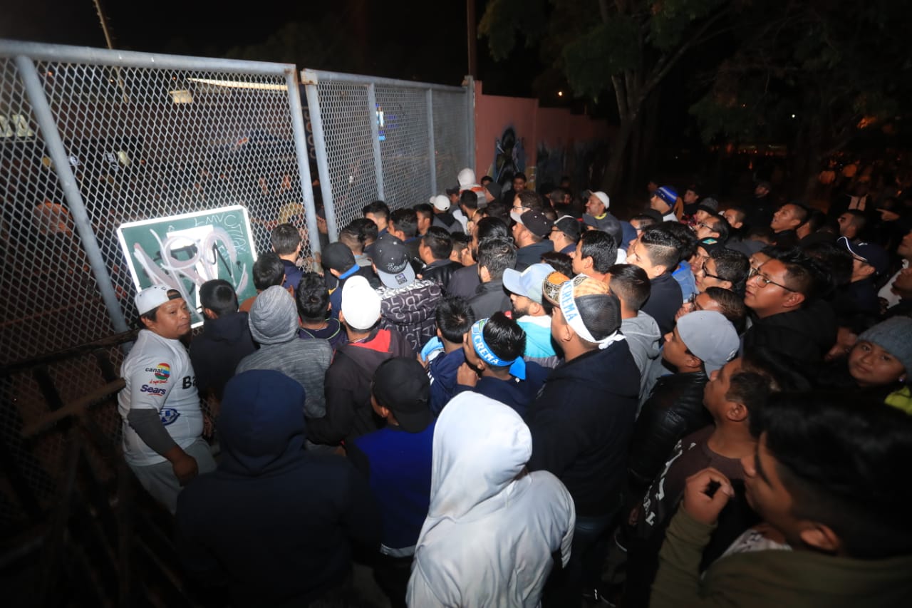 Ingreso de aficionados cremas es lento y hay caos afuera del estadio