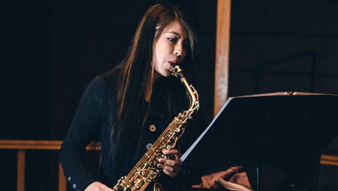 El caso de la mujer saxofonista que fue rociada en ácido y que su agresor sigue libre