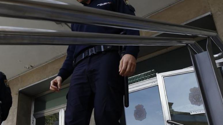 Mujer de 64 años es juzgada por supuesto abuso sexual a policía que la capturó