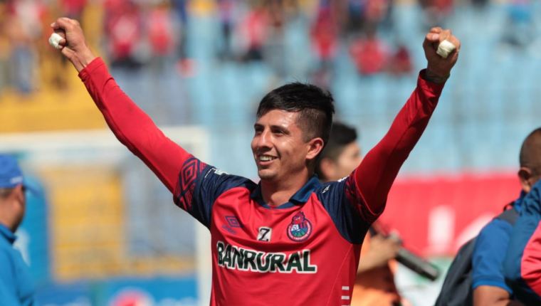 Gambeta Díaz muestra su habilidad con el balón en las redes