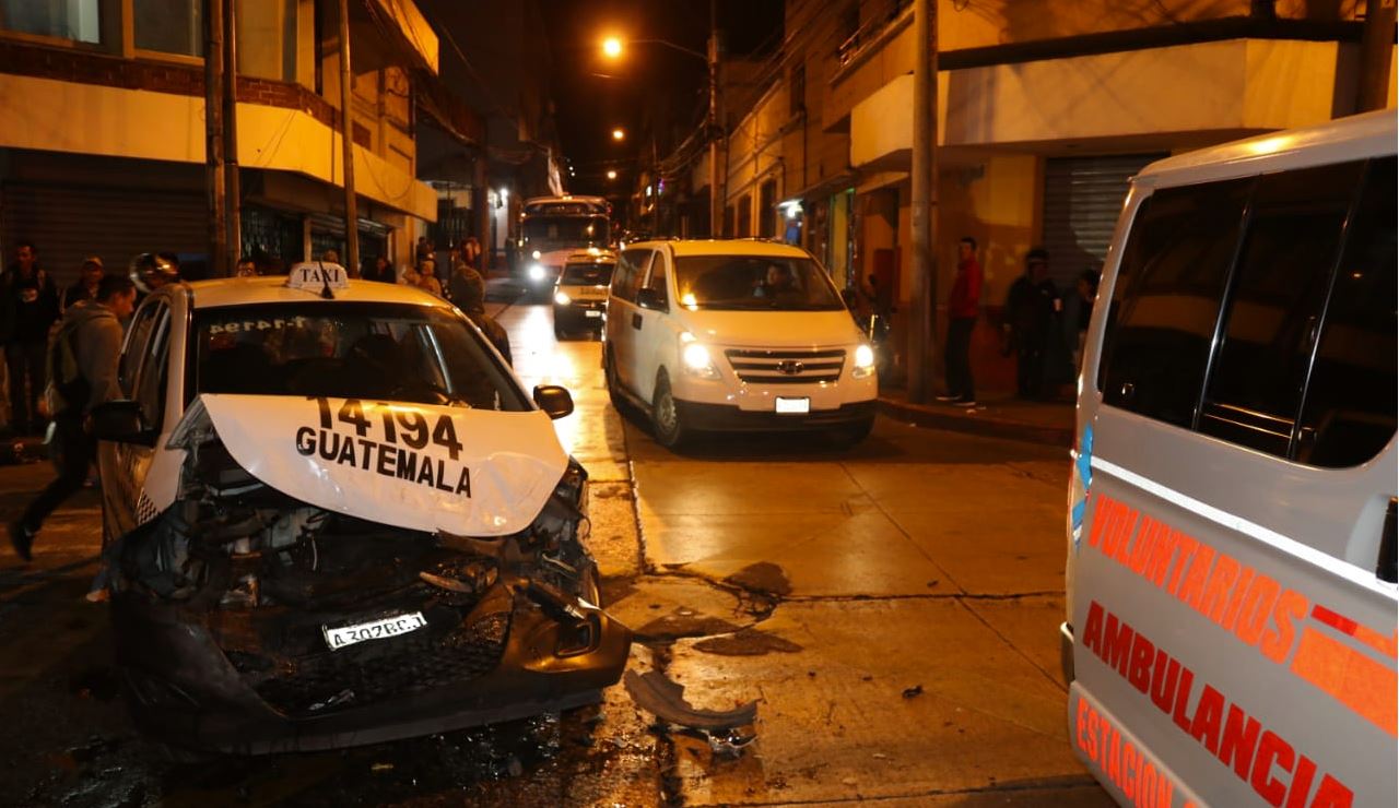 Varios heridos deja accidente de Taxi y picop de la PNC en la zona 1