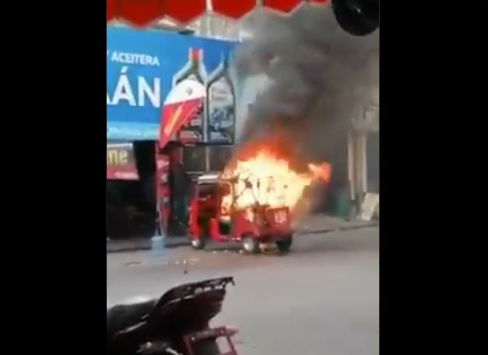 Pasajeros de tuc tuc se salvan de quemarse cuando tuc tuc prende en llamas