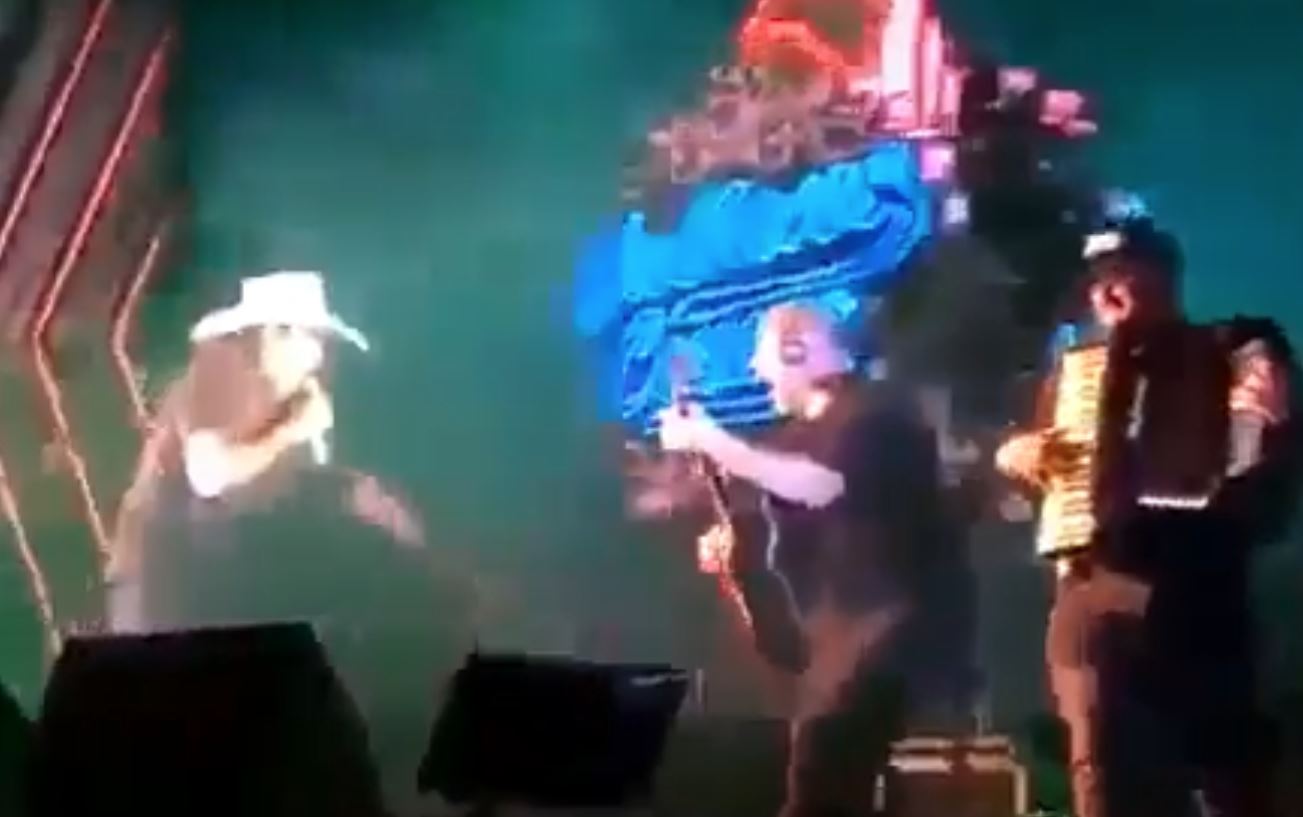 VIDEO: Así fue el momento cuando un cantante brasileño murió en pleno concierto