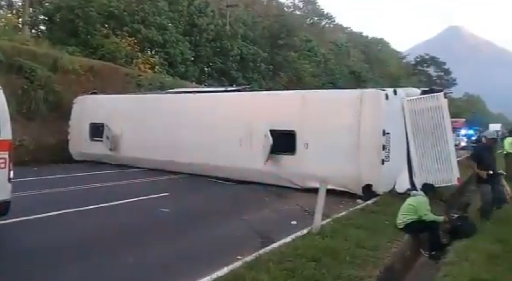 Bus tipo pullman vuelca en autopista Palín-Escuintla