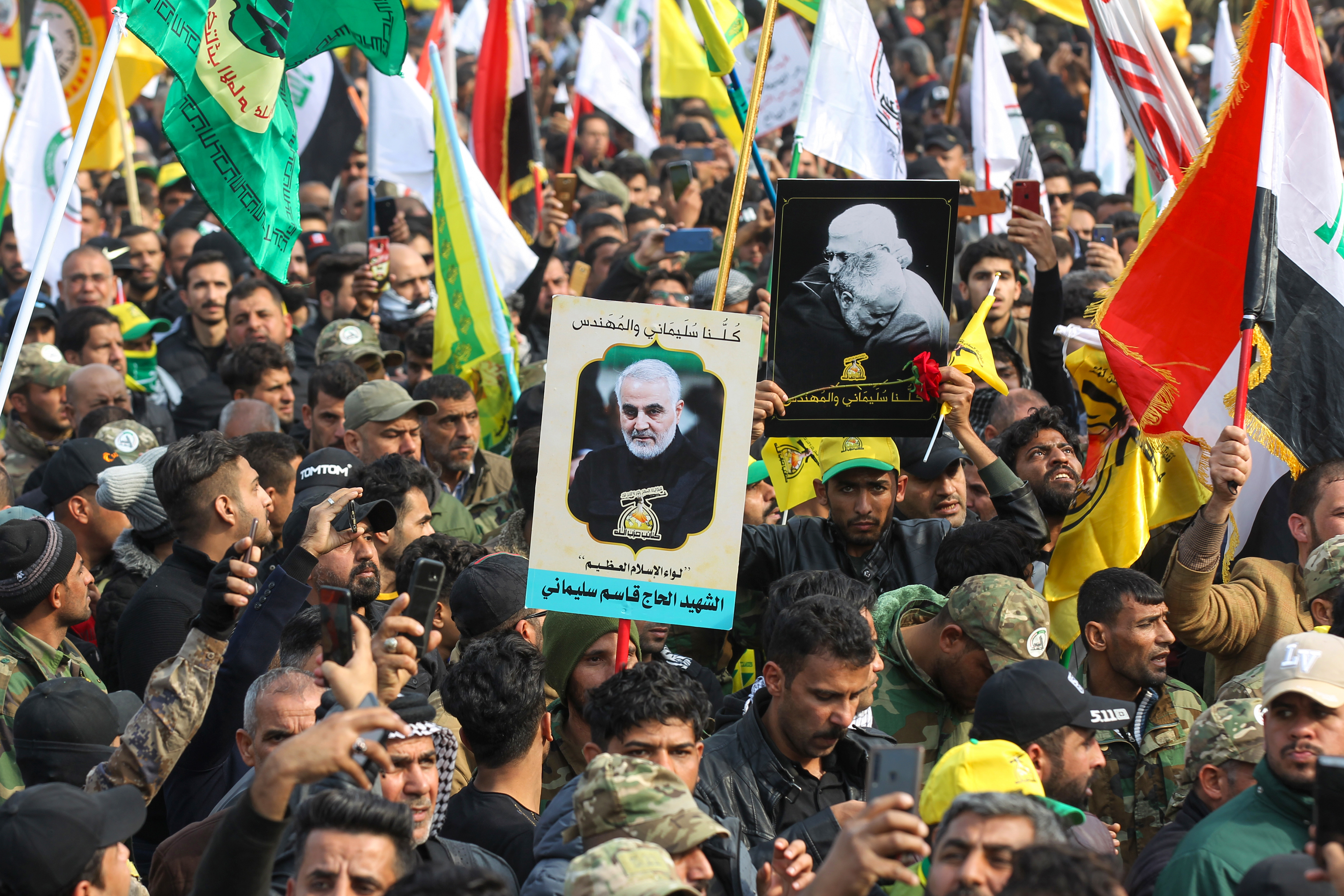Qasem Soleimani: miles de iraquíes cantan “muerte a Estados Unidos” en el cortejo fúnebre del general iraní
