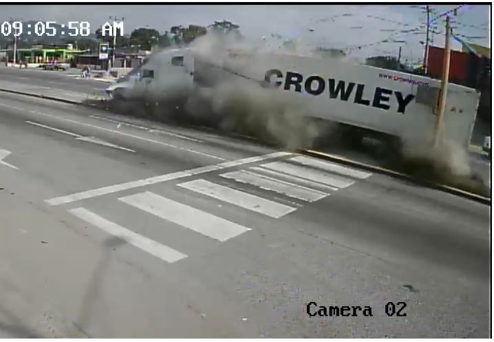Video: Cámara capta el aparatoso accidente de un tráiler que iba a gran velocidad en Honduras