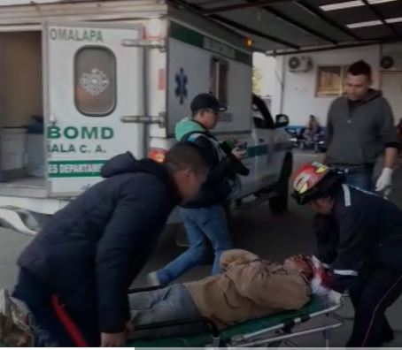 “Gracias a Dios no caímos al barranco”: picop vuelca y deja 10 heridos en San Juan Comalapa, Chimaltenango