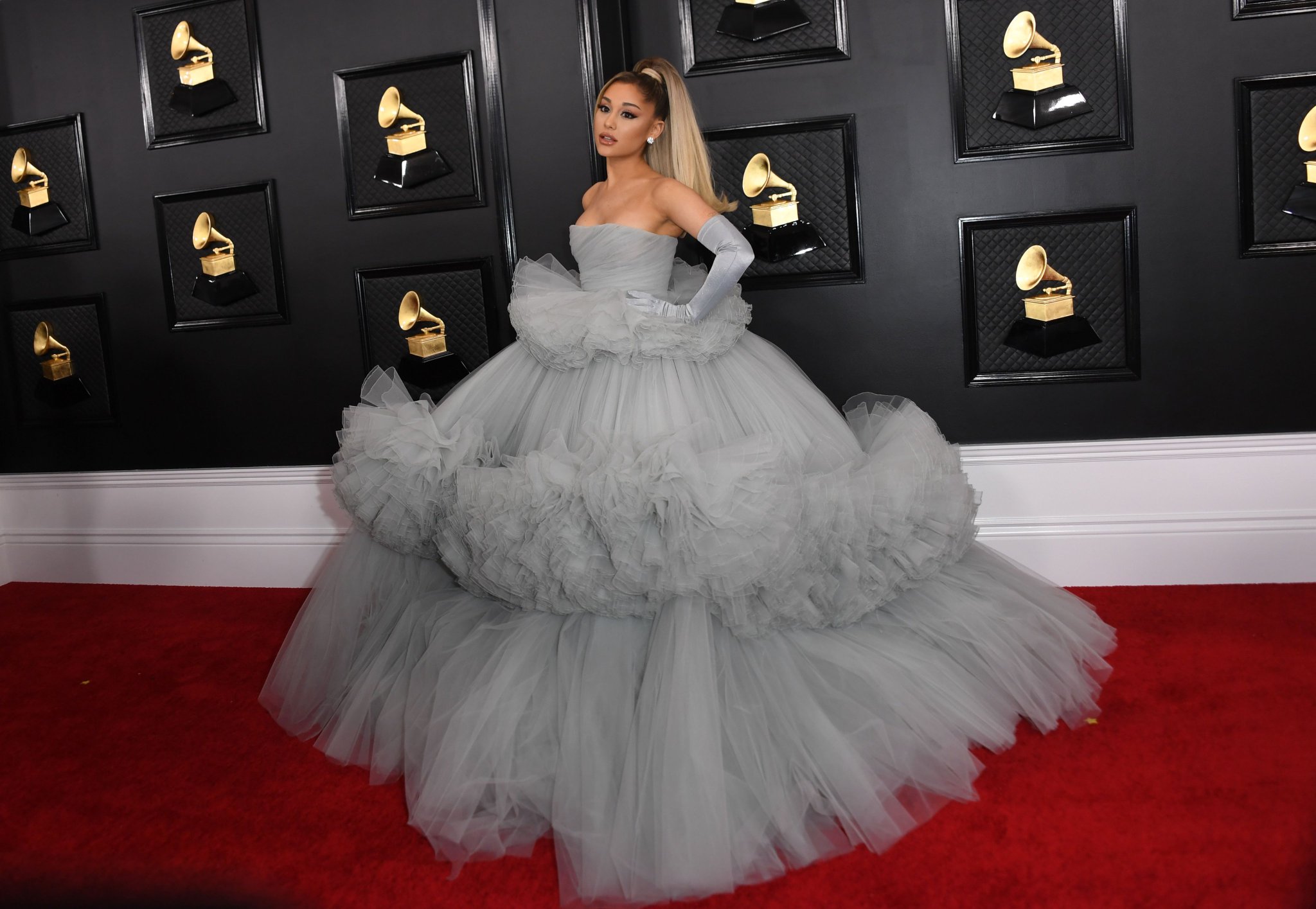 Blanco sexy, strapless y uñas extravagantes en la alfombra roja de los Grammys