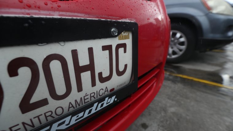 Las nuevas placas metálicas para vehículos podrían llegar en septiembre