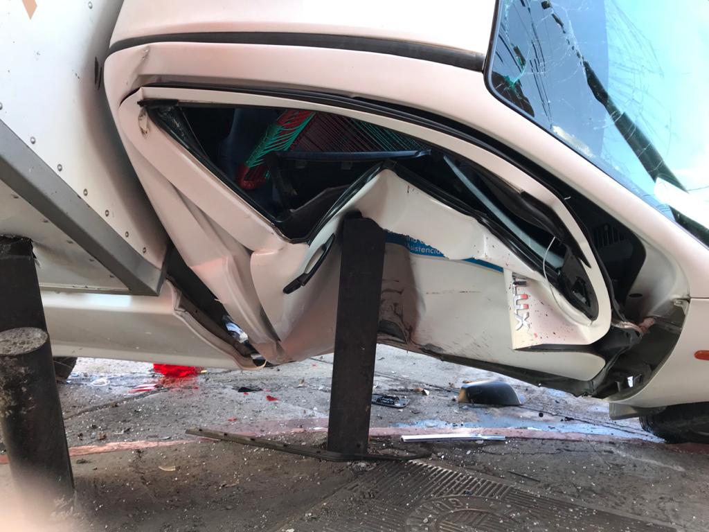 Ambulancia se accidenta y queda sobre una camioneta