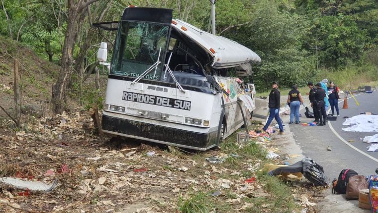 Ligan a proceso y envían a prisión a pilotos de bus y tráiler involucrados en accidente que dejó 22 muertos