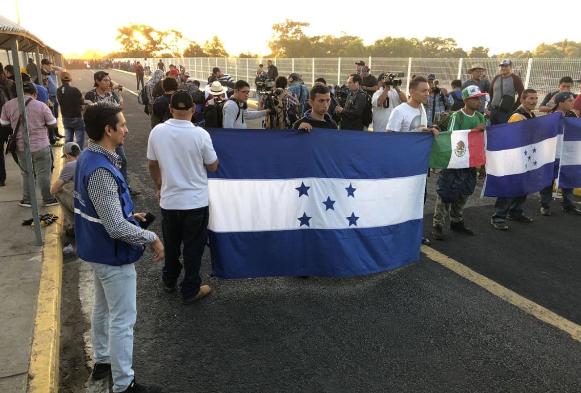 Caravana de migrantes frente a frontera de México pide paso del grupo en cuatro horas