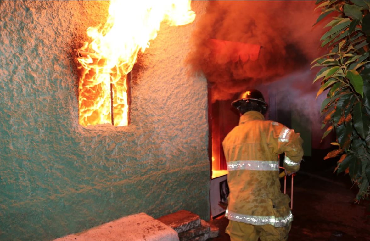 Incendio se extendió y el fuego consume una vivienda en la zona 1
