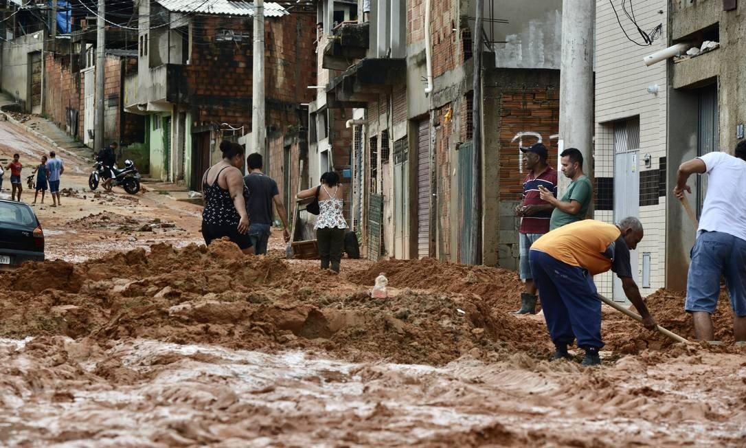 Violentas lluvias dejan 37 muertos y decenas de miles de desalojados en Brasil