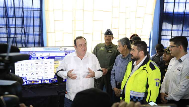 Presidente Alejandro Giammattei llega sorpresivamente a estación policial de El Mezquital para supervisar el estado de Prevención