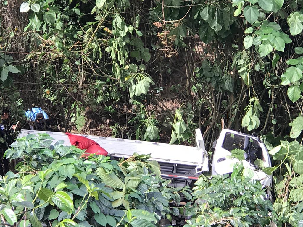 Camión cae en un barranco; dos mujeres mueren y tres personas más resultan heridas