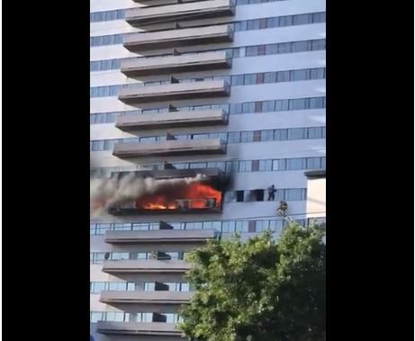 Residentes saltan de edificio en llamas en Los Ángeles