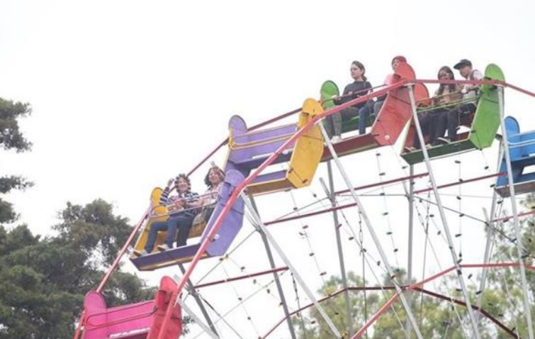 Juego mecánico se desploma a pocos días de inaugurar la feria del pueblo