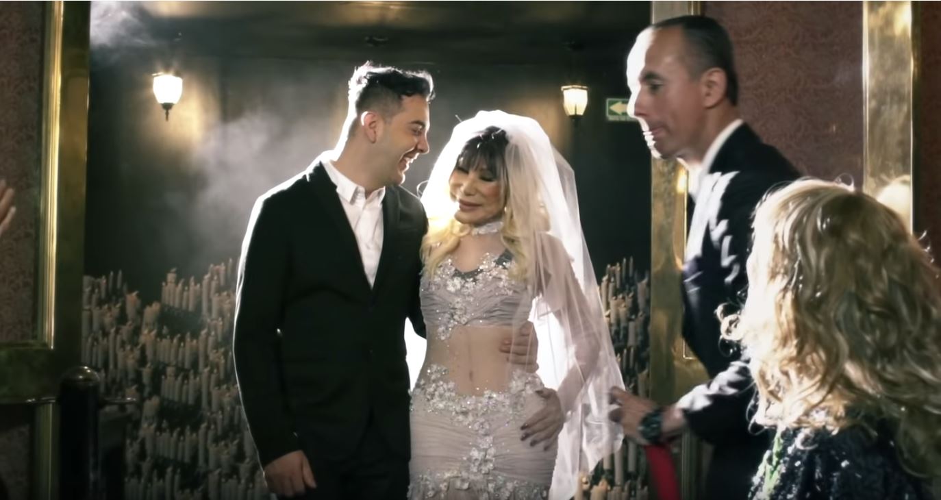 Así fue la supuesta boda de Lyn May de 68 años con un joven 30 años menor