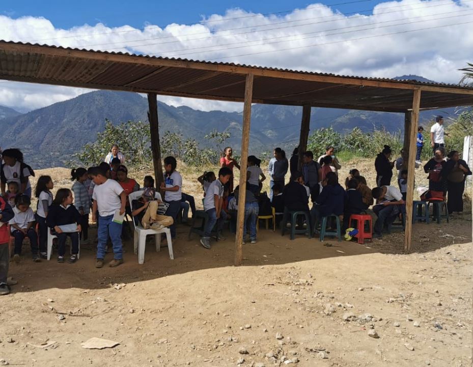 Sentados en la tierra y sin escritorios, así comienzan a estudiar en comunidad de Villa Nueva