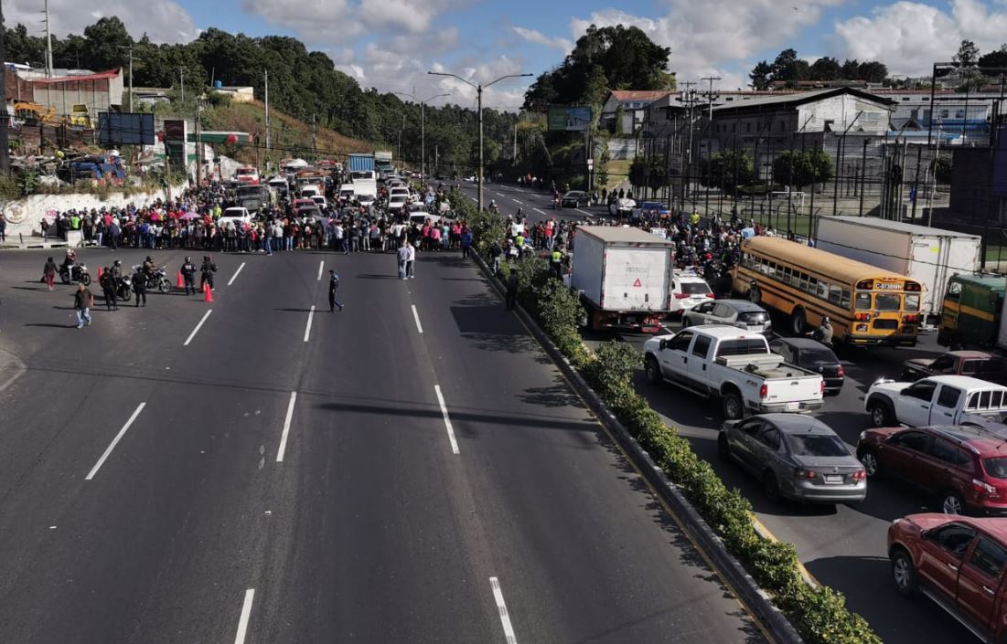 Familiares de agentes de la PNC bloquean para exigir aumento salarial y ascensos