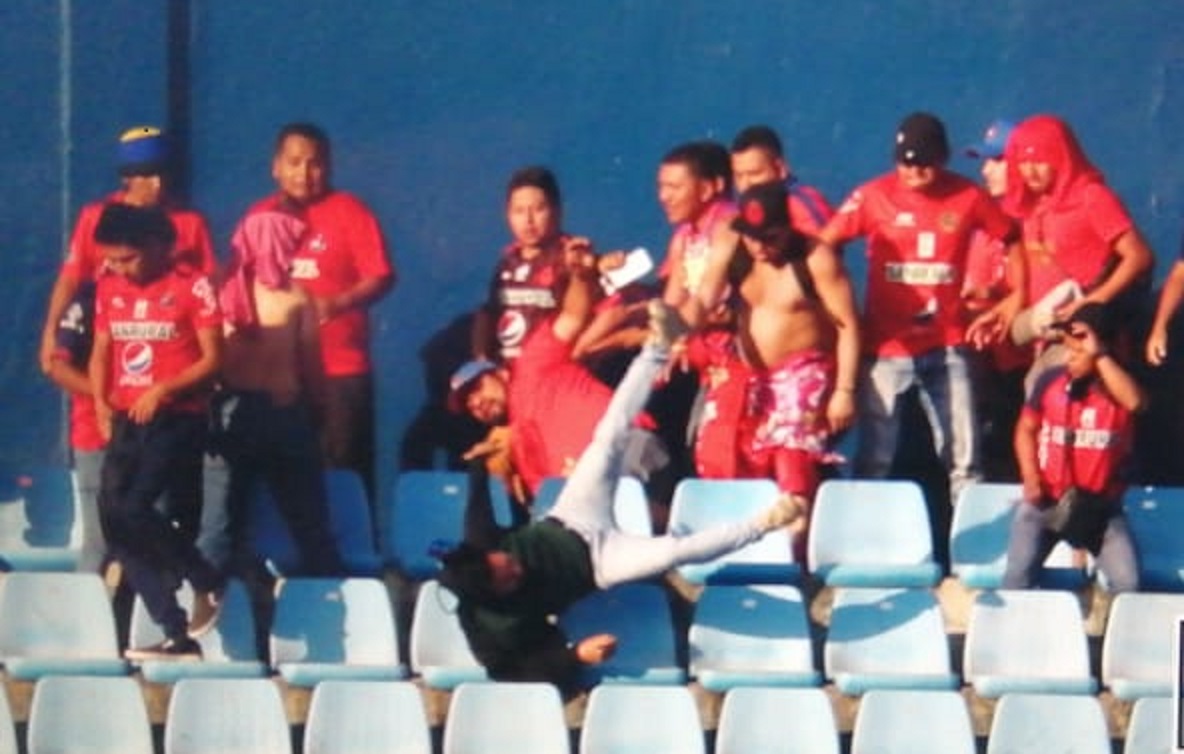 Video: Aficionados de Municipal protagonizan riña al finalizar el clásico de futbol
