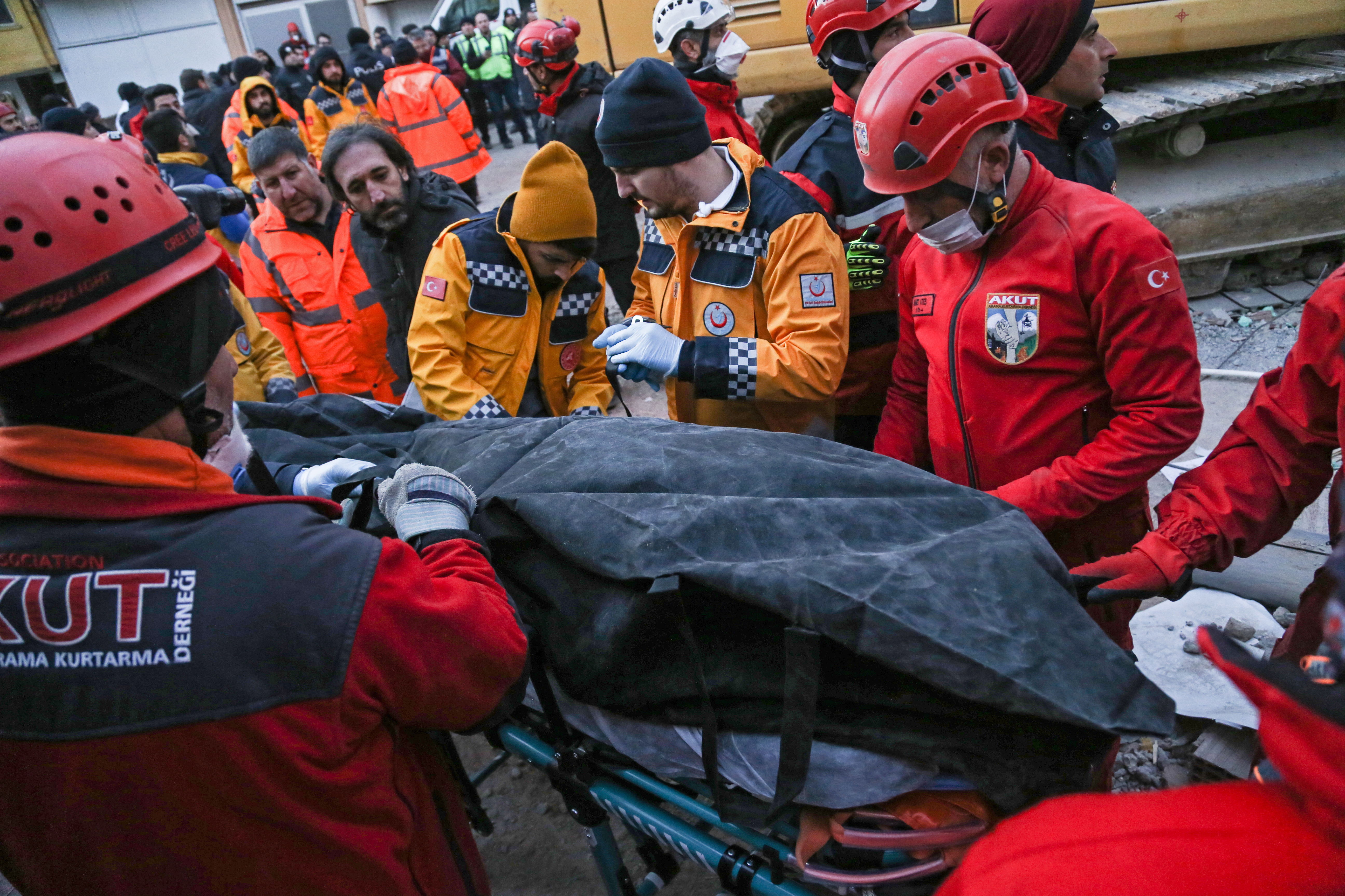 ¡A contrarreloj! Angustiantes momentos en Turquía para hallar supervivientes tras sismo que dejó 29 muertos