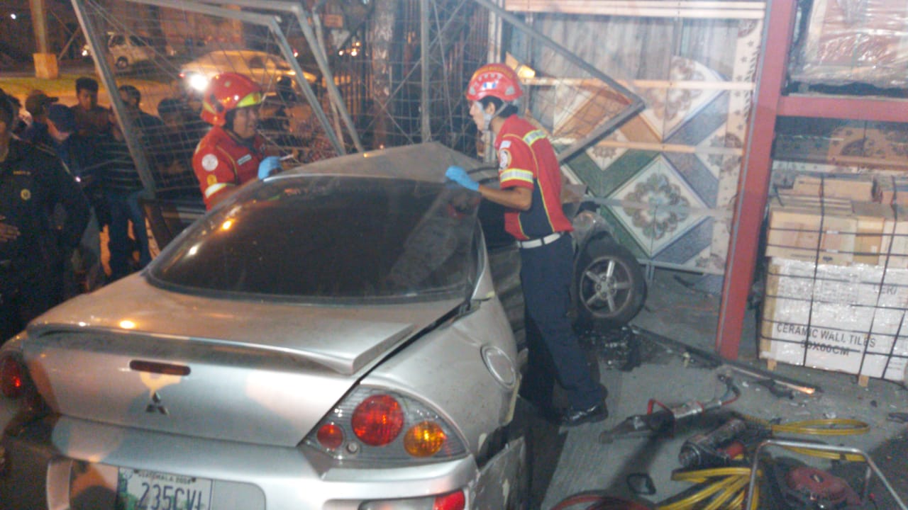 Mujer muere en accidente vial en la calzada Roosevelt