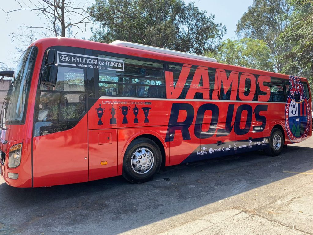 ¿Multaron al bus de Municipal en Xela por estacionarse en lugar prohibido?