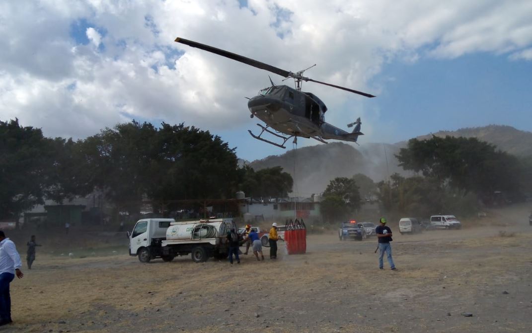 Bomberos usan helicóptero para control total del incendio en Panajachel