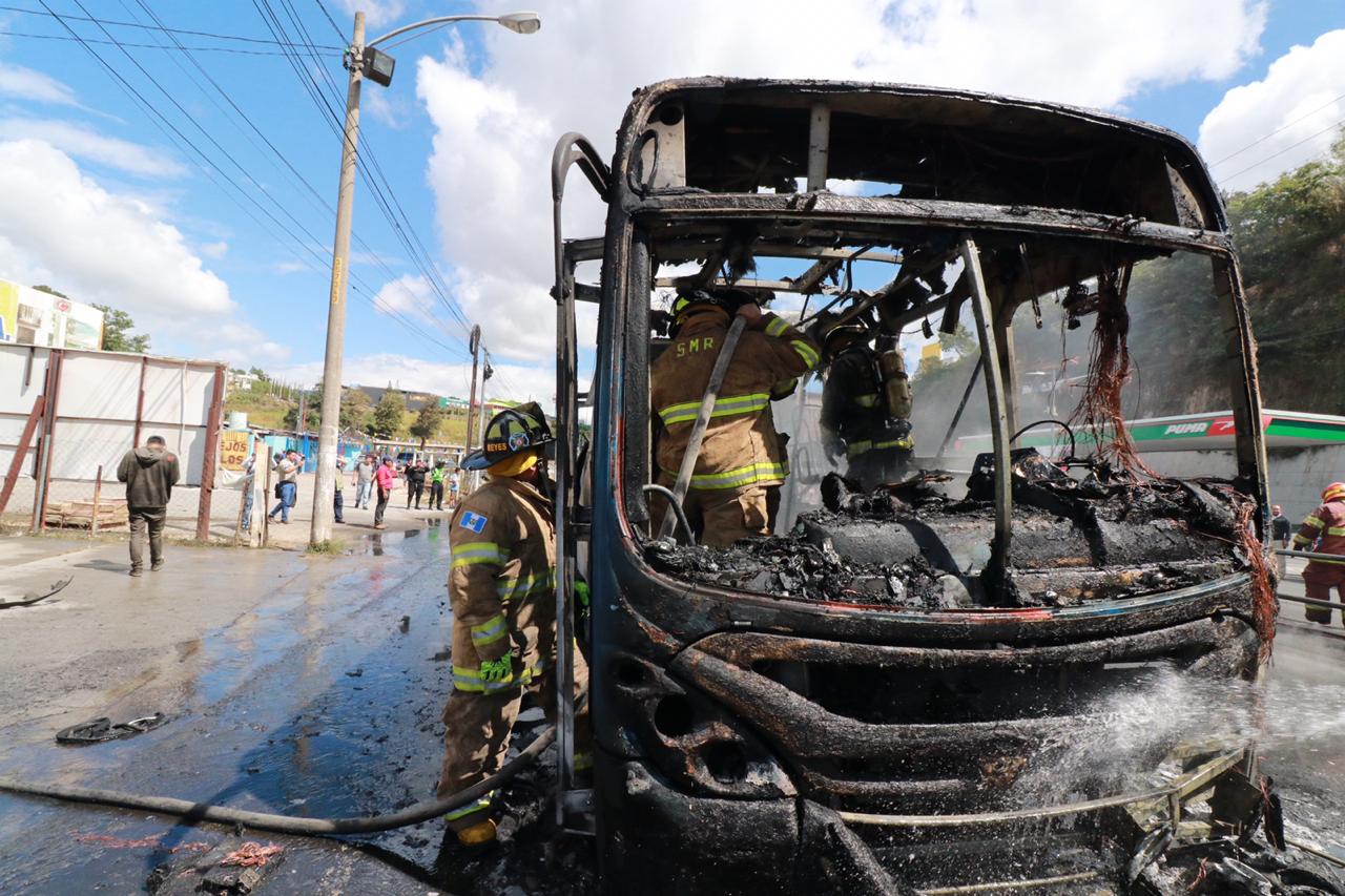 Incendio de Transurbano provoca caos vehicular a inmediaciones del Puente Belice