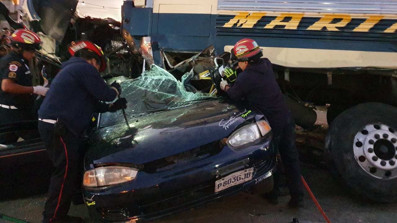 #Video Rescatan a hombre que quedó atrapado debajo de un bus tras un impresionante choque en Chimaltenango