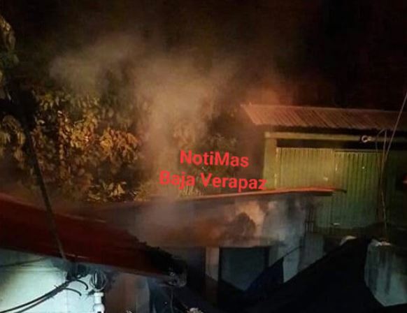 Matan a cuchilladas a tres personas y luego los victimarios les queman la casa en Baja Verapaz