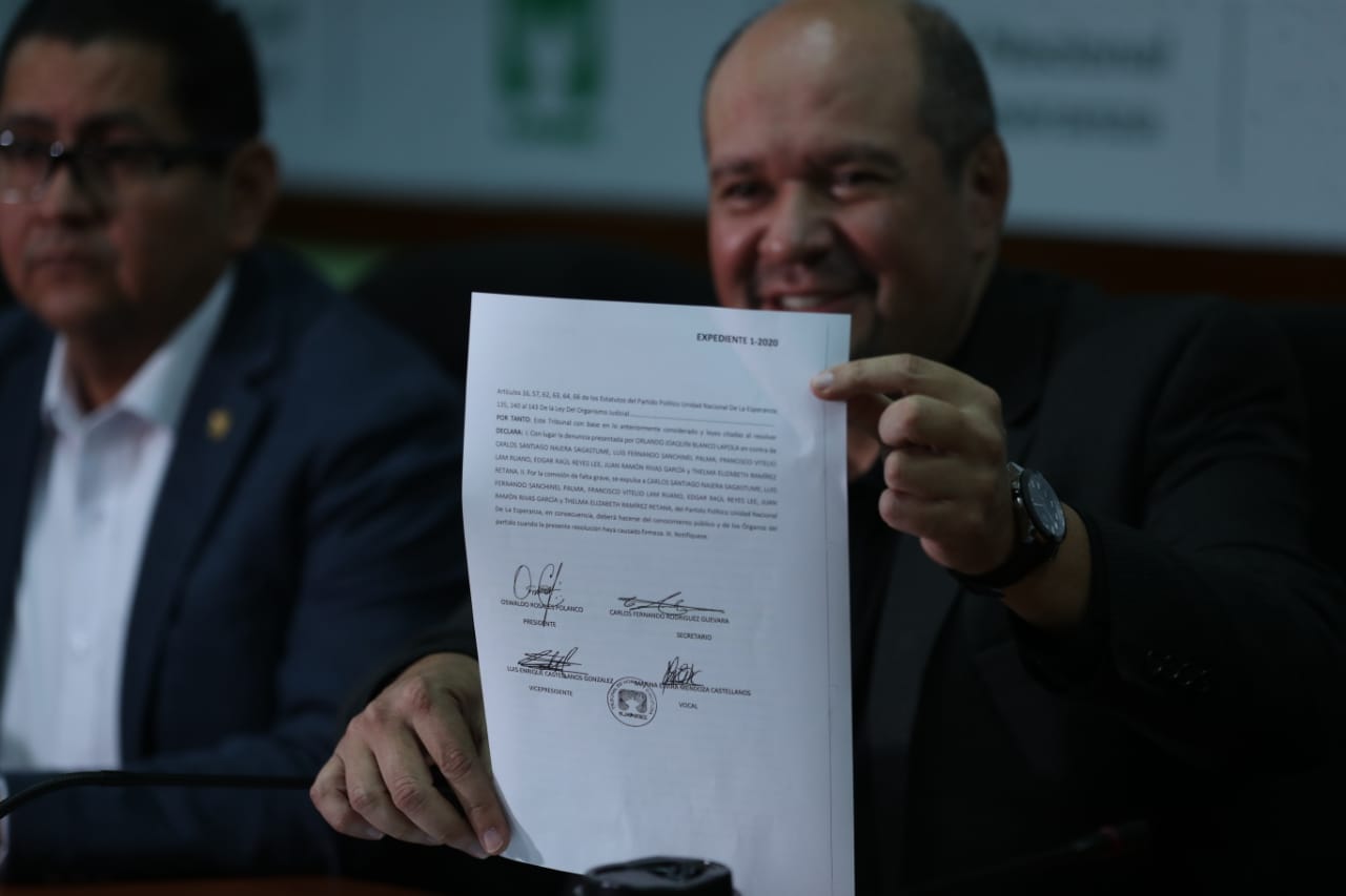 UNE expulsa a seis diputados señalados de haber recibido dinero a cambio de su voto