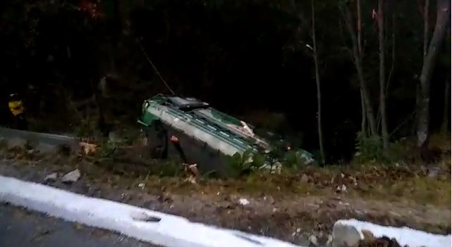 Bus extraurbano viajaba de San Marcos para la capital y cae a barranco en ruta Interamericana