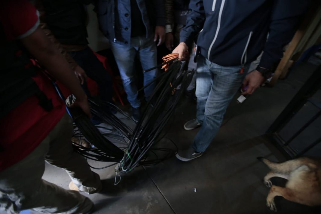 Retiran cableado que permitía a reos tener internet y llamadas en cárcel de Chimaltenango