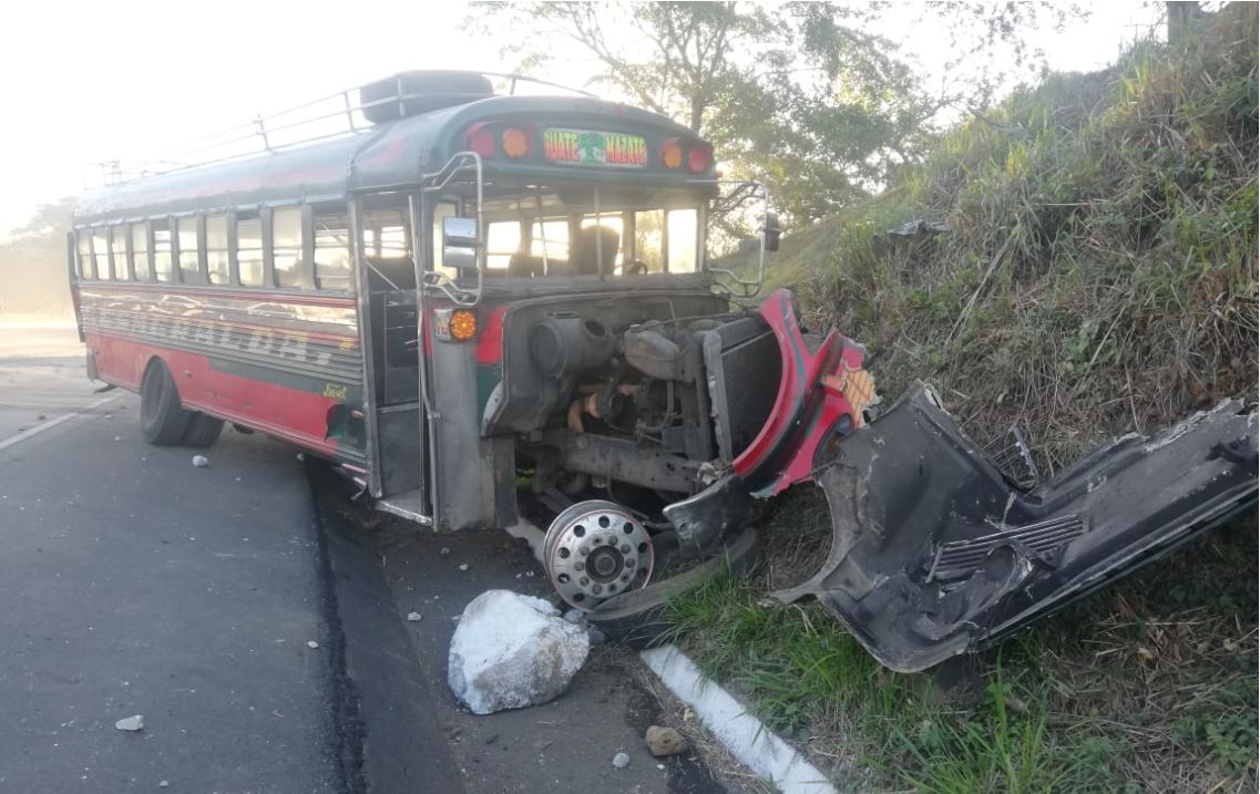 Autobús de transportes Esmeralda se accidenta cerca de peaje en Autopista