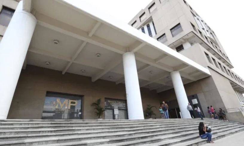 Cuatro hombres que mataron a una mujer por robarle dinero que retiró de un banco se enfrentan a la justicia