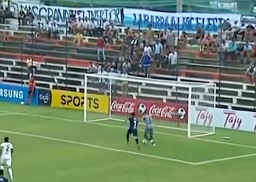 Video: ¡Sáquenlo! Portero tropieza y mete autogol en Paraguay